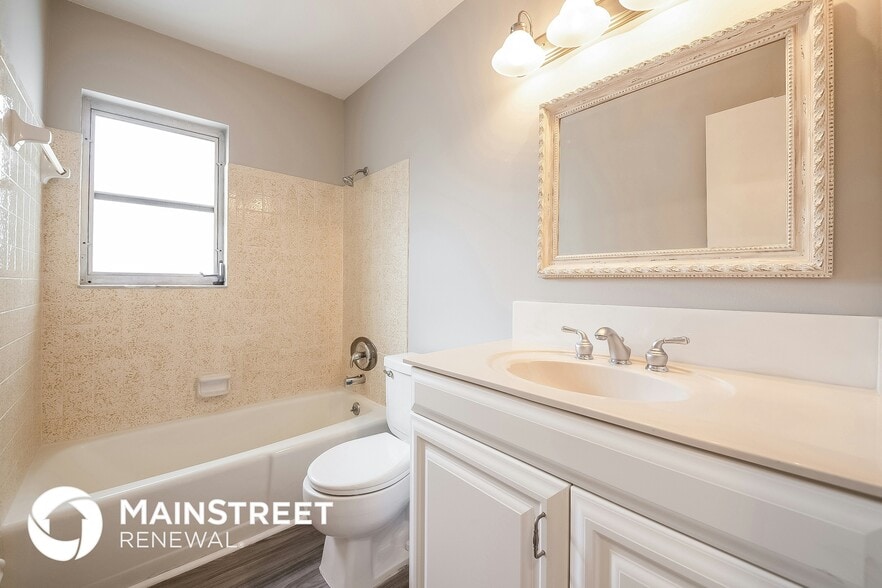 Building Photo - 744 Pineland Ave