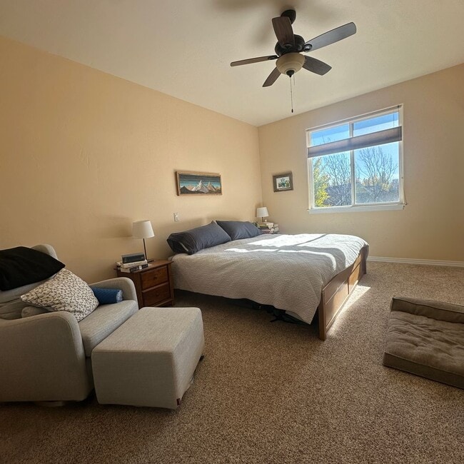 Building Photo - Spacious  3 bedroom 2.5 bathroom townhouse