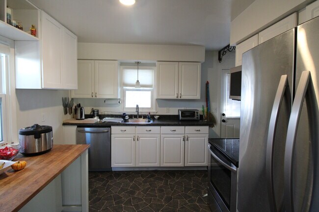 Kitchen - 2300 Ives Ln N