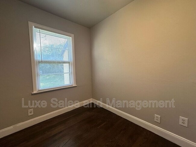 Building Photo - 406 Elm St