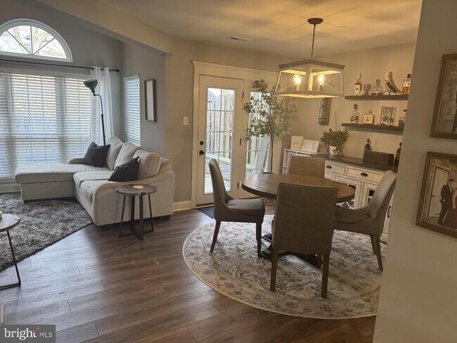 Building Photo - 424 Trumbull Ct