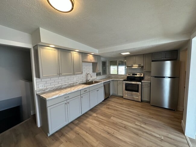 Building Photo - Beautiful 6 bedroom 2 bathroom home is a m...