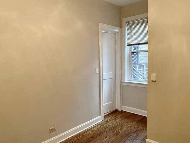 Building Photo - 909 W Gordon Terrace