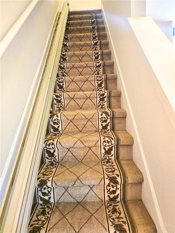 Building Photo - 1934 Dilcrest Dr