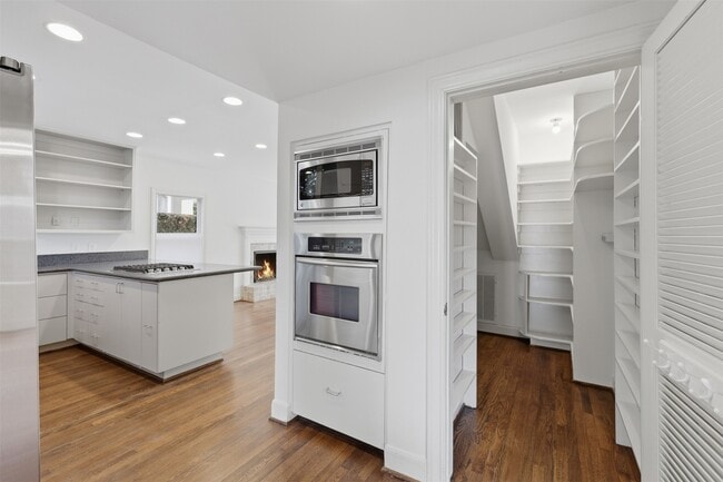 Building Photo - 2132 Tangley St