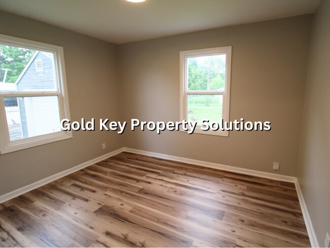 Building Photo - Updated 2 BR 1 BA House with Central Air and Garage (SECTION 8 APPROVED)