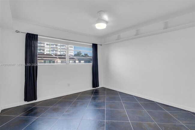 Building Photo - 11960 NE 19th Dr