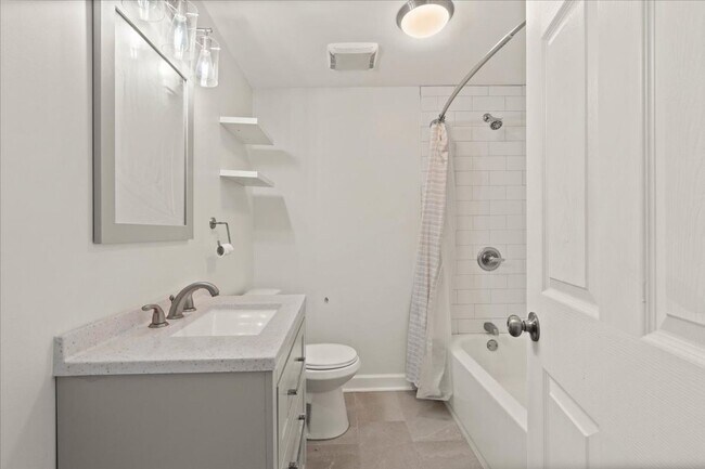 Building Photo - AVAILABLE NOW! 2 Bedroom 1 Bathroom Duplex in Kansas City $1400