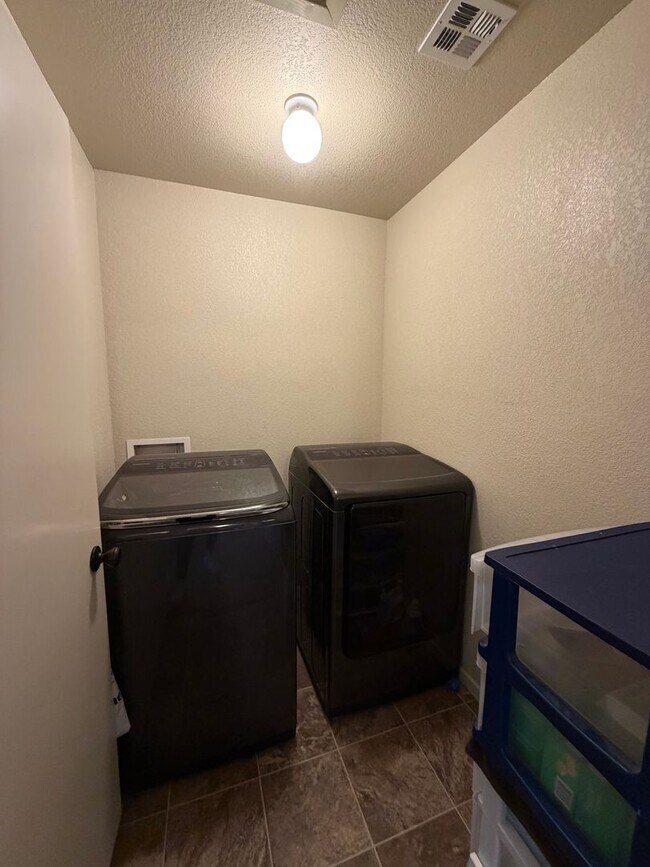 Building Photo - POOL & SOLAR HOME!