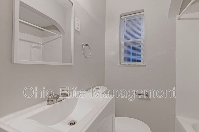 Building Photo - 987 Lilley Ave