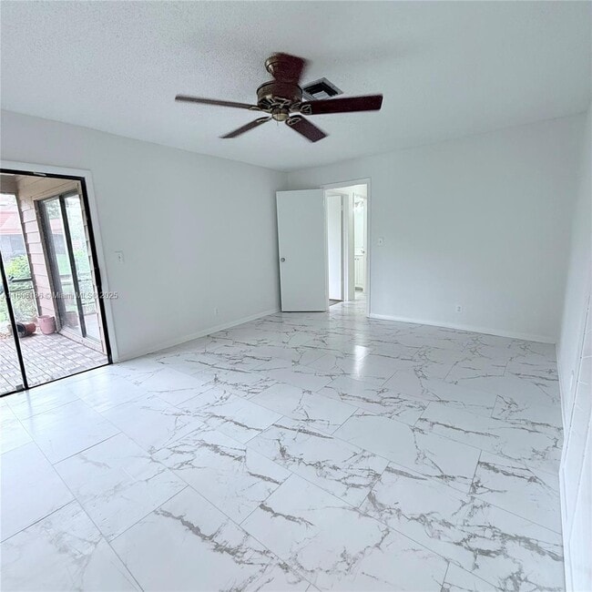 Building Photo - 6183 Live Oak Ct