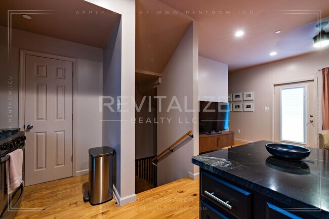 Building Photo - Fully Furnished Townhome w/ Private Garage