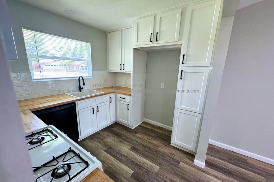 Kitchen - 5101 Canadian Ave