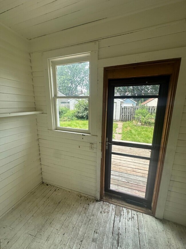 Building Photo - Beautifully Preserved 4 Bed | 2 Bath House in Saint Paul