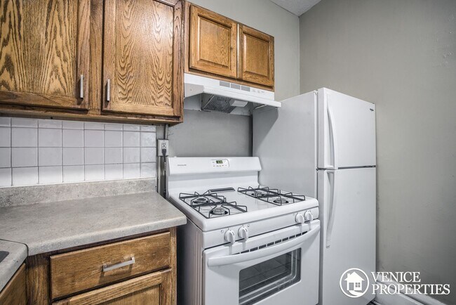 Building Photo - Charming 2BR on Lane and Indiana