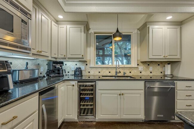 Building Photo - 813 Moonlight Bay Dr