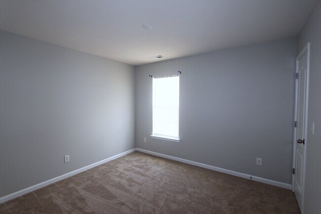 Building Photo - Well maintained 4 bedroom home with a golf course view!