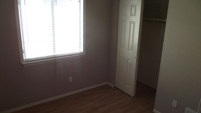 Building Photo - East El Paso 4 Bed Refrig A/C
