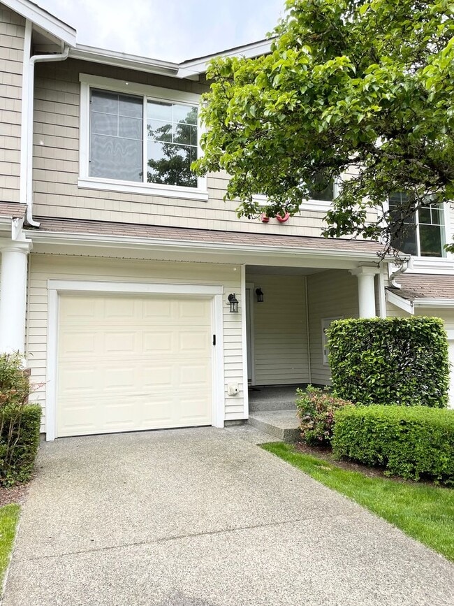 Primary Photo - Spacious 2 Bed 2.5 Bath Townhome Style Con...