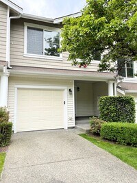 Building Photo - Spacious 2 Bed 2.5 Bath Townhome Style Con...
