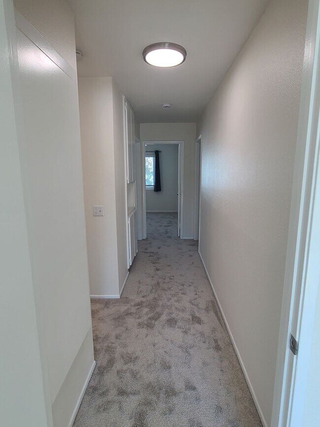 Building Photo - Spacious Two story 3 bed 2.5 baths + 2 car garage in great school district.