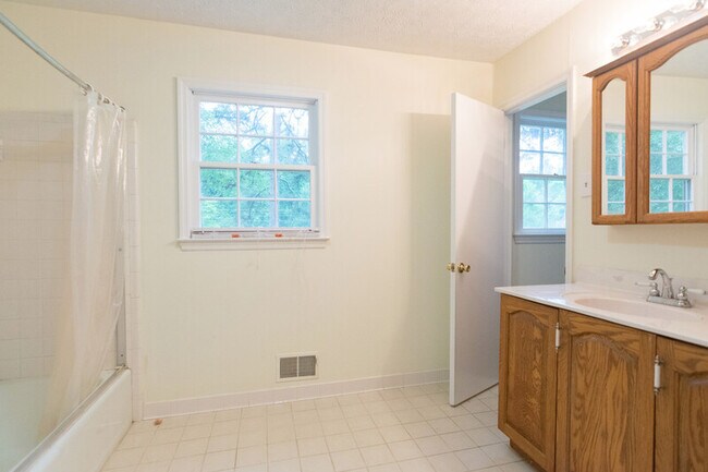 Building Photo - 140 Saxon Woods Dr