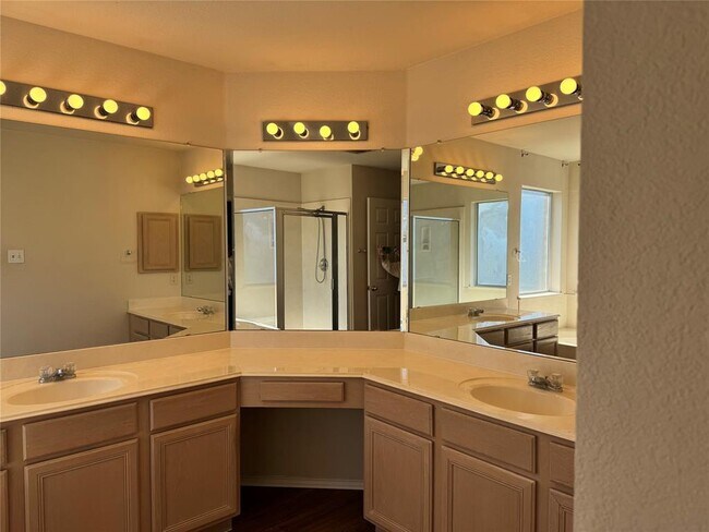 Building Photo - 414 Darkwoods Dr