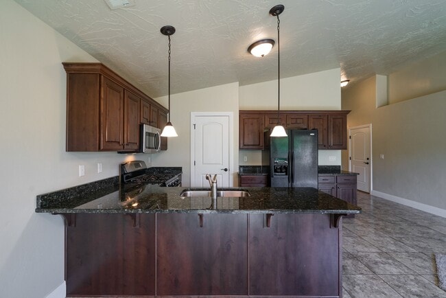 Building Photo - Pet Friendly-Beautiful 3 bed 2 bath home w...