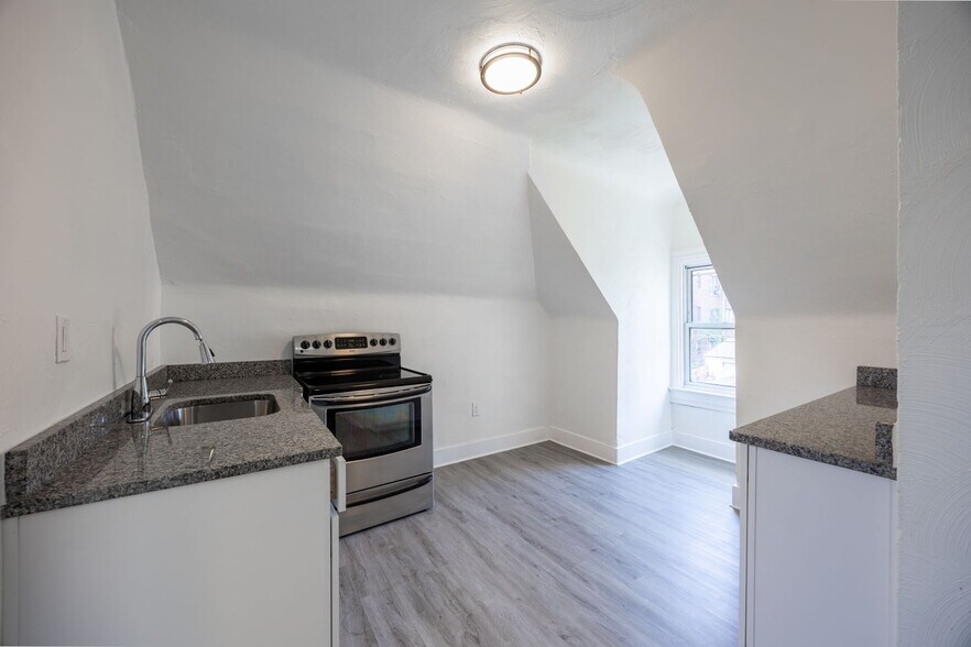 Building Photo - 508 E 9th Ave