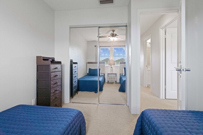 Building Photo - Modern Island Living | AC, W/D, Garage, Wo...