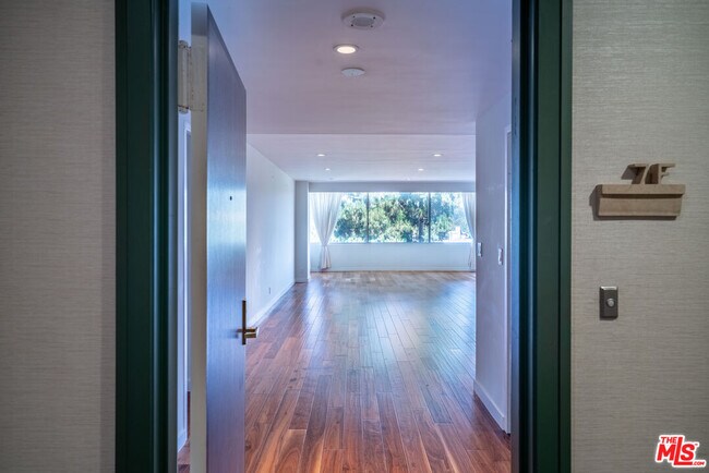 Building Photo - 865 Comstock Ave