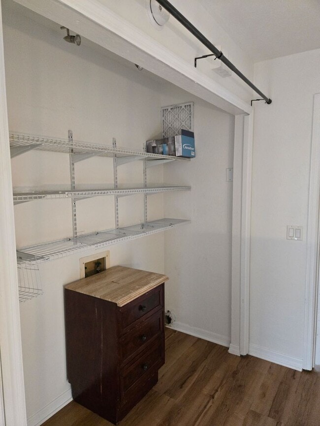 Building Photo - Spacious 2-bedroom, 1.5-bath end-unit townhouse in Carriage House