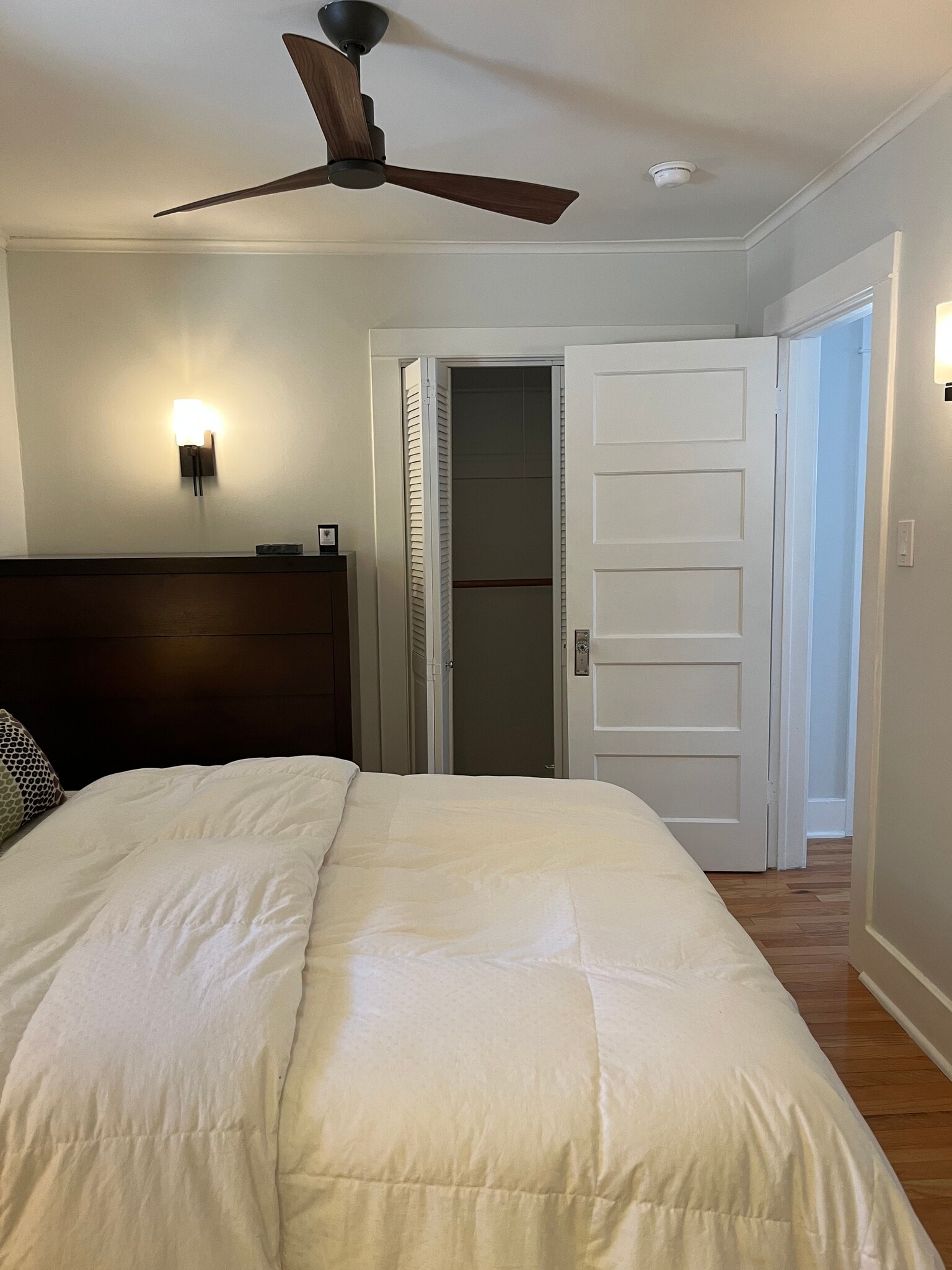 Building Photo - 7022 De Longpre Ave