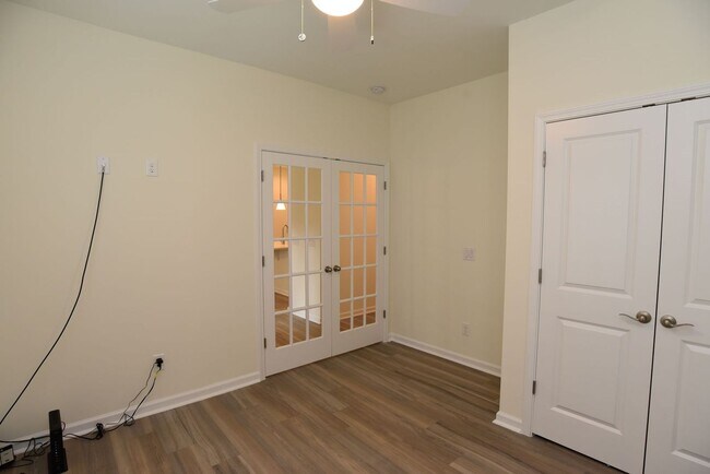 Building Photo - Charming Town Home Available