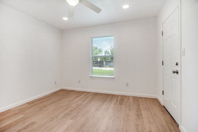 Building Photo - 905 W Abram St