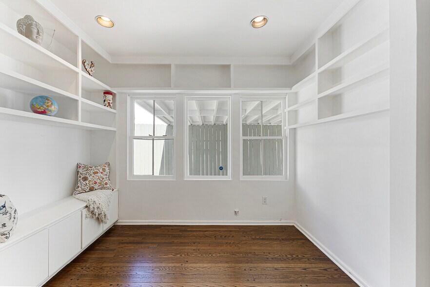 Building Photo - 332 S Crescent Dr