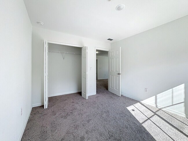 Building Photo - Townhouse For Lease in Saint Cloud