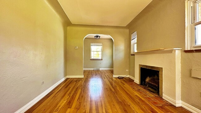 Building Photo - Lovely Mid Century 2 Bed 1 Bath Courtyard ...
