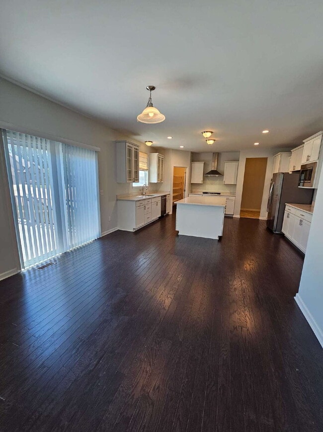 Building Photo - 4 Bed, 2.5 Bath with Granite Kitchen, Large Island, Luxury Master Suite, Full Basement, Huge Outd...