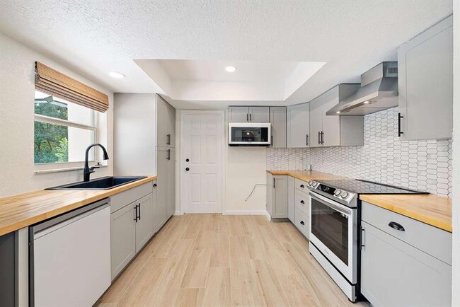 Building Photo - 11828 171st Ln N