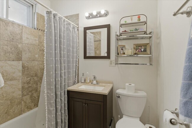 Building Photo - 3144 N Southport Ave