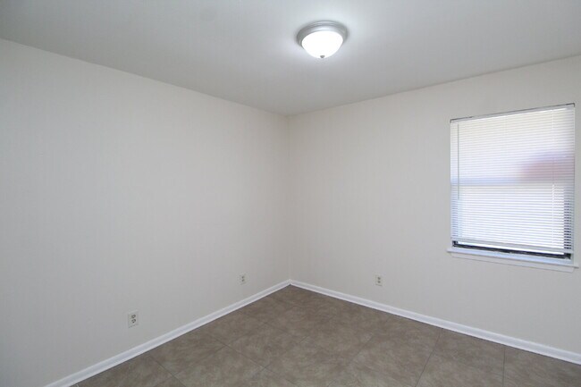 Building Photo - 2-Bedroom Apt. with Walk-In Closet & Private Deck