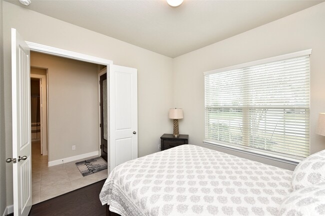 Building Photo - 5835 Euclid Loop