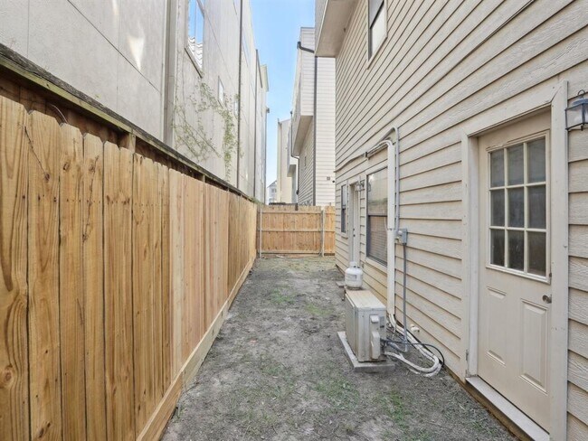 Building Photo - 4411 Koehler St