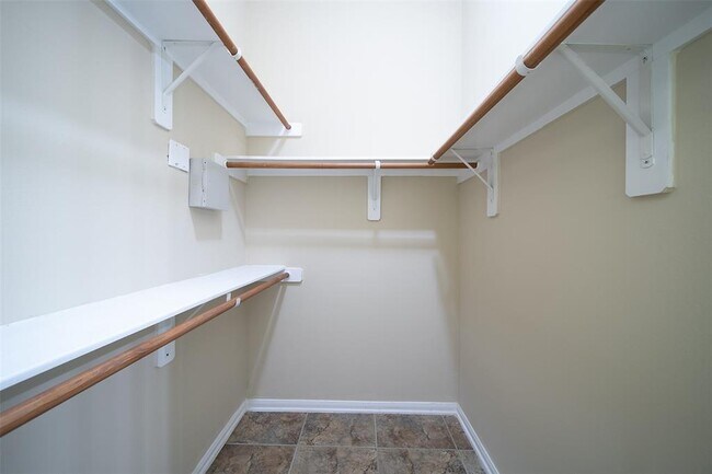 Building Photo - 2024 Silverwater Ct