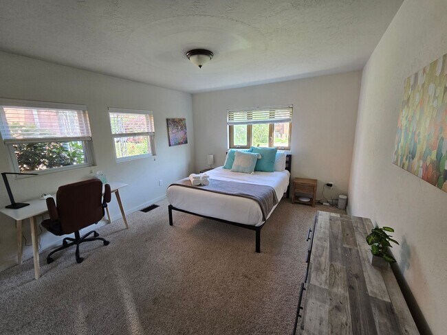 Building Photo - Stunning 4Bed 2bath House in Point Breeze!...