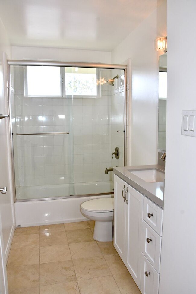 Building Photo - Beautiful spacious Home