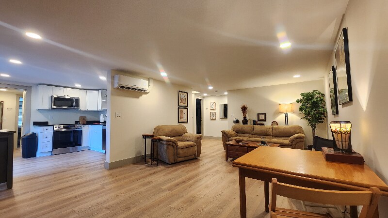 Building Photo - 1704 S Forest Dr