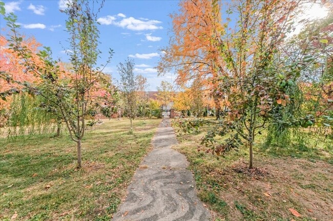 Building Photo - Historic, Character-Rich House - 3 Bed, 3 Bath (2 Full, 2 Half)