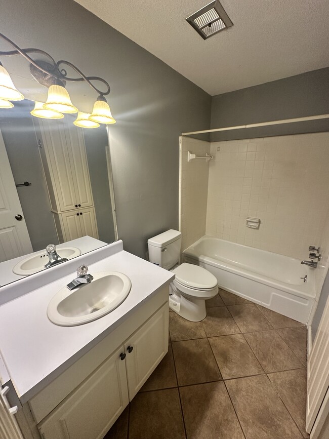 Building Photo - 108 Country Club Dr